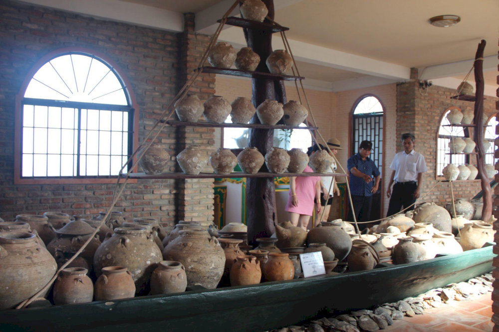 The museum displays a traditional fishing boat filled with ancient ceramic jars